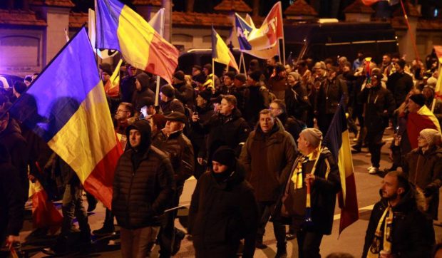Mai mulți jurnaliști, agresați de susținători ai lui Călin Georgescu, la protestul AUR din București. „A fost trântit la pământ şi lovit cu pumnul în coaste”