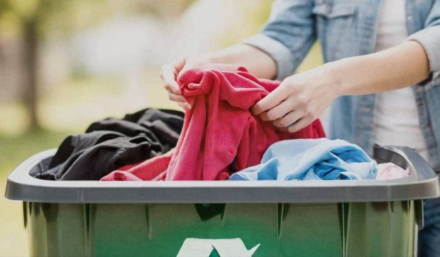 Orașul din România unde a început reciclarea hainelor vechi. Sunt opt puncte de colectare