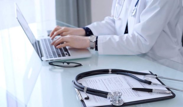 Un detectiv particular îi prinde pe angajații care își iau concediu medical, deși nu suferă de vreo boală. Fiecare caz costă 8.000 de euro
