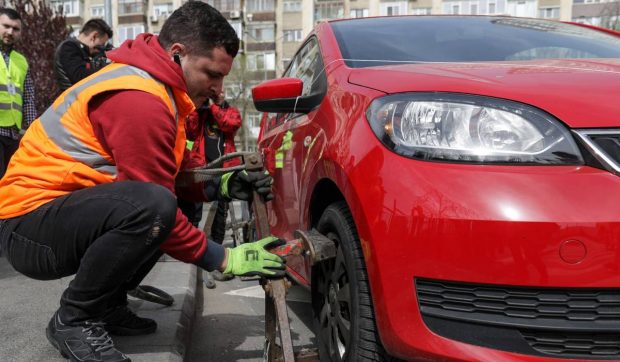Cât este amenda pentru oprire neregulamentară în 2025. Pe lângă bani, şoferii indisciplinaţi pierd şi puncte
