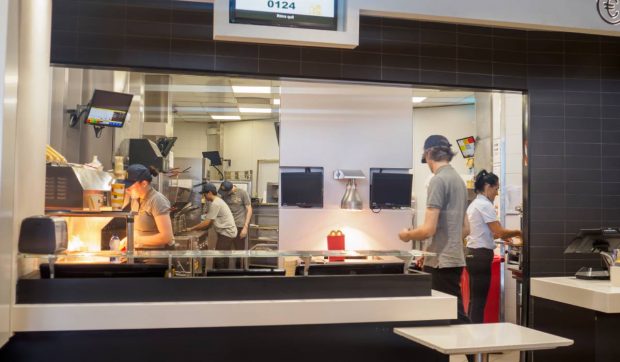 Cât câștigă un angajat din lanțurile mari de fast-food în România. Nu au nevoie de experiență