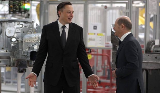 Contre între Elon Musk şi Olaf Scholz. Miliardarul l-a numit pe cancelarul german „Oaf Schitz”