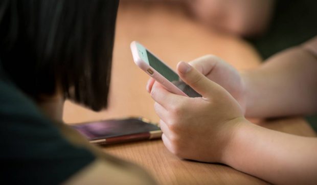 Un elev din Arad a folosit inteligența artificială pentru a crea poze cu colegele sale dezbrăcate. Părinții elevilor, chemați la liceu