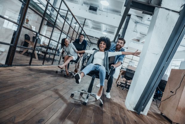 O coloană vertebrală sănătoasă – cum să ai grijă de sănătatea ta zilnic – scaune de birou ergonomice