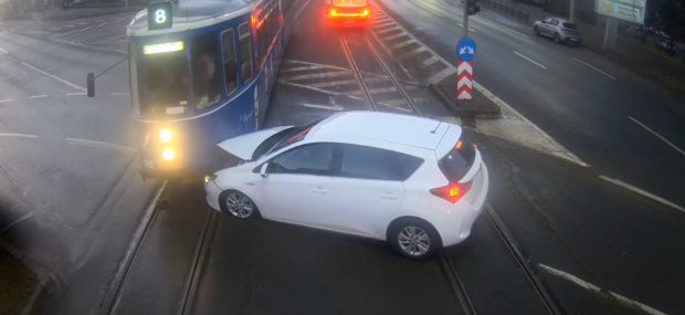 Momentul impactului dintre o mașină și un tramvai, în Iași: „Era prea mic tramvaiul ca să îl vadă bolidul”