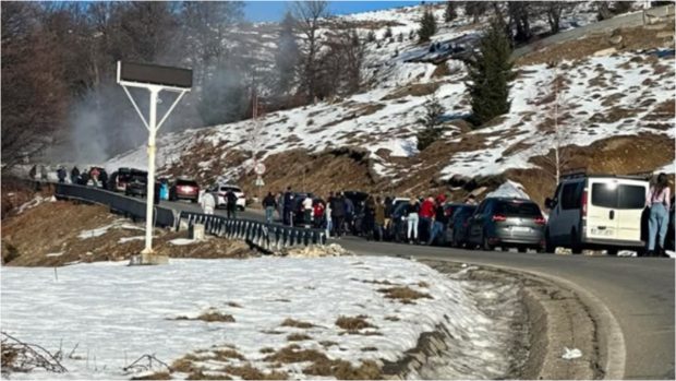 O mașină a luat foc în mers, pe drumul către Rânca