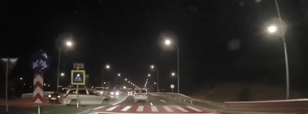 O mulțime de șoferi filmați pe contrasens pe noul pod hobanat de pe centura Galațiului. Haos și în sensul giratoriu | VIDEO
