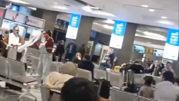 O tânără iraniană plină de curaj a smuls turbanul unui mullah care a certat-o că nu poartă hijab, pe aeroportul din Teheran | VIDEO