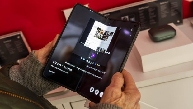 OnePlus va lansa cel mai subțire telefon pliabil din lume