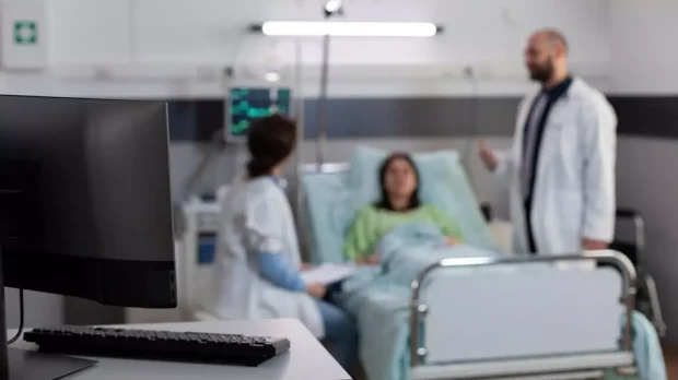O femeie a chemat ambulanța pentru dureri abdominale severe, iar la spital a avut un șoc: „Era pe cale să se desprindă”