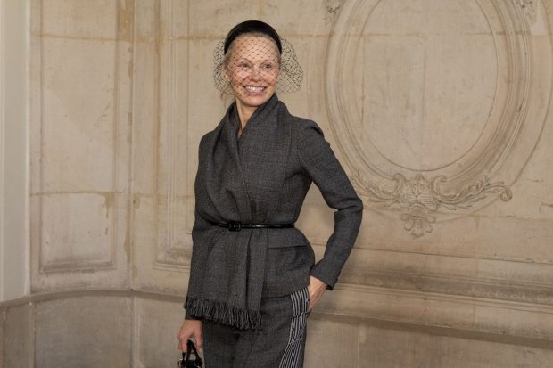 Pamela Anderson lansează un nou trend: fără machiaj la evenimentele de modă. Cum a apărut la Paris Fashion Week