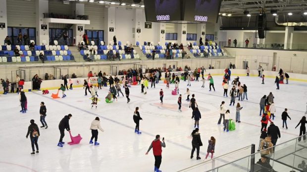 Patinoarul Berceni Arena din București nu poate fi folosit de două săptămâni. Primăria Sector 4: „Au fost fluctuații de curent”