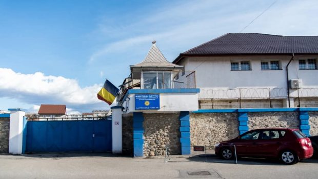 Bucătarul de la penitenciarul din Târgu Jiu a fost pus să păzească deținuții: „Ce știe el cu arma? Ce face în cazul unei revolte?”
