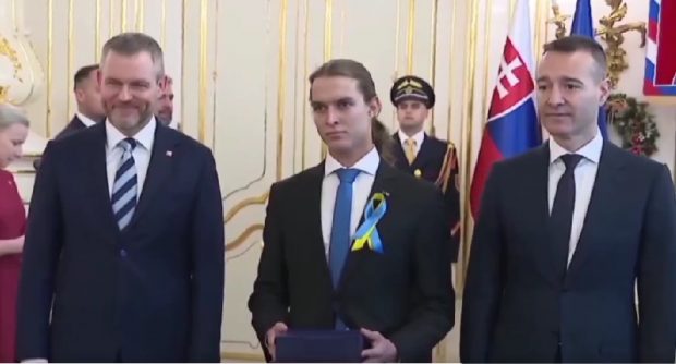 Un elev olimpic la matematică, cu un simbol ucrainean pe rever, a refuzat să strângă mâna președintelui Slovaciei, care l-a premiat | VIDEO