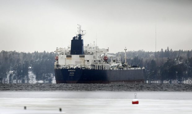 Petrolier din flota fantomă a Rusiei, confiscat de Estonia în Marea Baltică. Nava nu avea pavilion, într-o nouă încercare a Moscovei de a ocoli sancțiunile occidentale