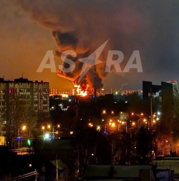 Ucraina a lansat un atac masiv cu drone în Rusia. Depozitul de petrol din regiunea Saratov, cuprins de flăcări