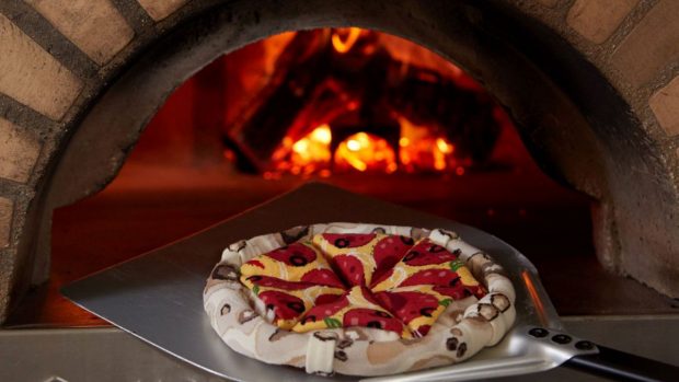 Un restaurant din Marea Britanie cere 100 de lire fiecărui client care vrea ananas pe pizza