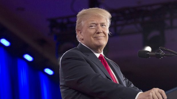Chifteluțe de crab și friptură de vită Angus, printre preparatele servite la primul prânz oficial oferit de Donald Tump