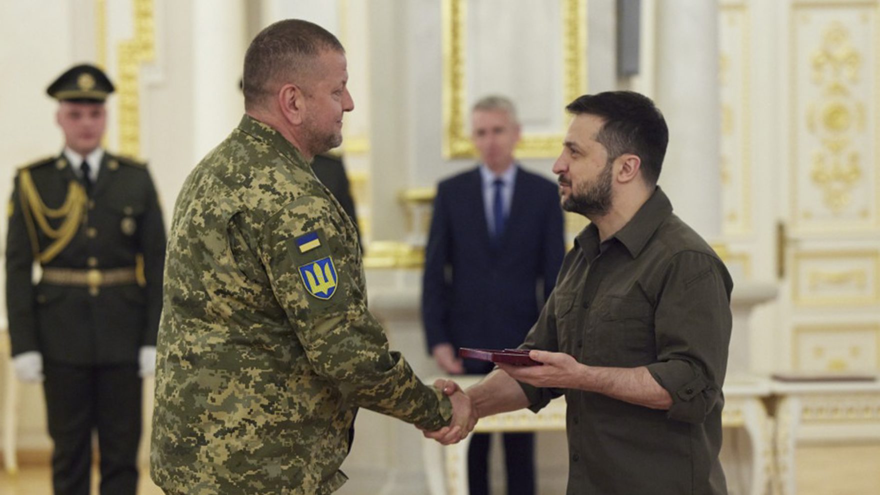 Volodimir Zelenski vrea al doilea mandat de președinte, anunță presa din Ucraina: „Valeri Zalujnîi, fostul șef al armatei, amenințat cu dosare penale dacă va candida”
