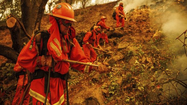 SUA trimite sute de deținuți în California, pentru a ajuta pompierii în stingerea incendiilor de vegetație: „Ești doar o mână de lucru ieftină”