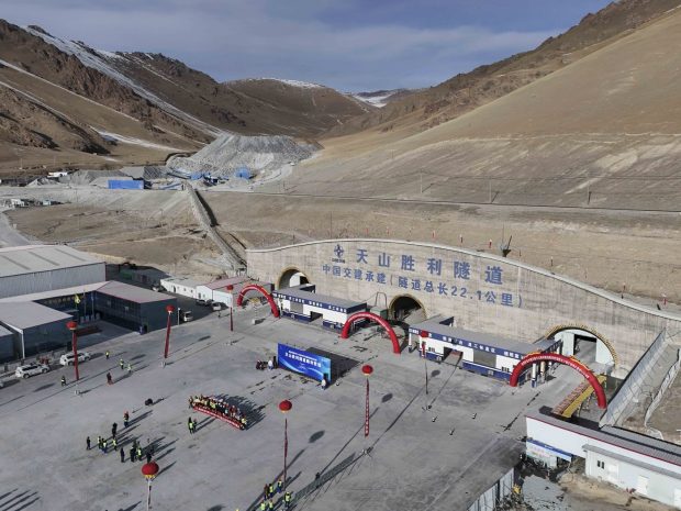 China a stabilit un nou record: A construit cel mai lung tunel de autostradă din lume prin munți