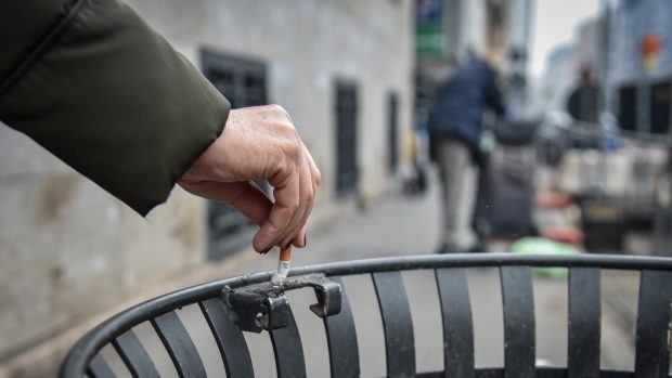Fumatul în spațiile public poate fi interzis în Cluj, pe modelul din Milano. Noua regulă se va aplica în parcuri, locuri de joacă și stații de autobuz 
