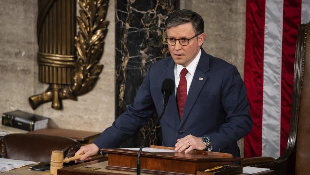Republicanul Mike Johnson depășește opoziția internă și este reales în fruntea Camerei Reprezentanților cu ajutorul lui Trump