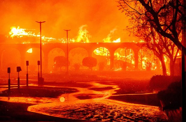 Arde celebrul cartier Pacific Palisades, în care locuiesc Ben Affleck și Kamala Harris. Zeci de mii de oameni fug de flăcări 