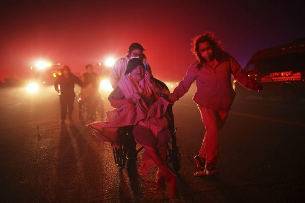Doi bărbați și câinele lor au rămas blocați în propria locuință de lux din Los Angeles, înconjurați de flăcări