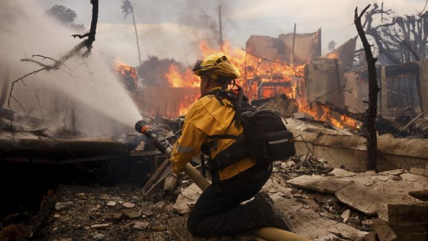 Pompierii americani se luptă cu mai multe incendii chiar în suburbiile orașului Los Angeles 