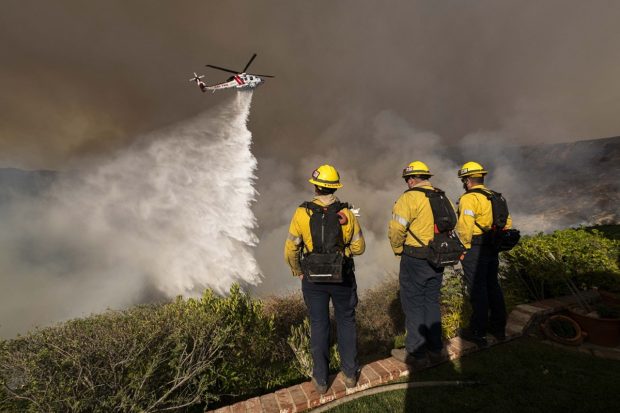 Super-bogații din California și-au angajat pompieri privați, pe mii de dolari pe oră, pentru a le proteja casele