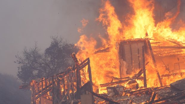 Un bărbat cu picioarele amputate a fost ucis de incendiile violente din Los Angeles, în timp ce avea grijă de fiul său cu paralizie cerebrală