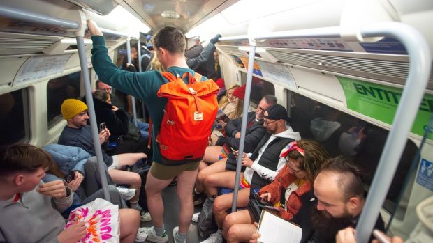 Sute de londonezi au mers cu metroul în lenjerie intimă, la temperaturi de -4 grade Celsius: „Este o distracție inofensivă”