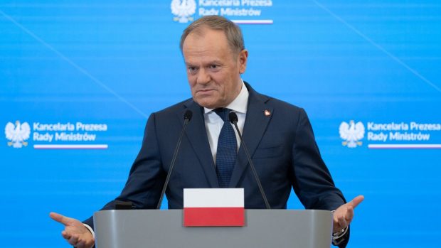 Doi ucraineni recrutați de ruși ar fi aruncat în aer calea ferată din Polonia, spune Donald Tusk