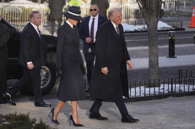 Melania Trump, îmbrăcată de un celebru designer american. Cât a costat paltonul