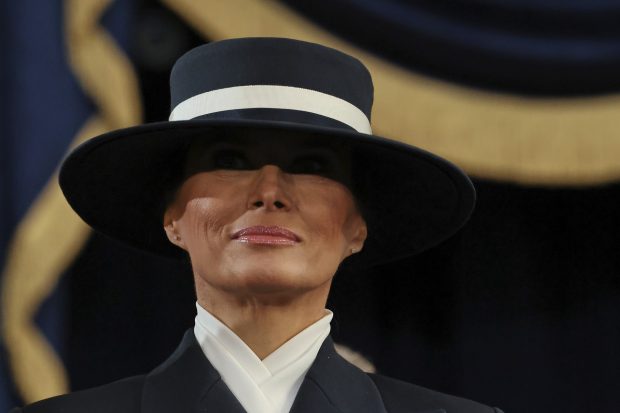 Donald Trump, ținut la distanță de Melania. N-a putut s-o sărute din cauza pălăriei