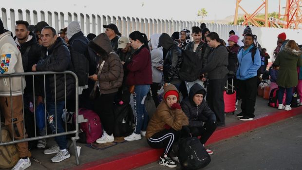 Migranți în lacrimi la granița cu SUA după ce au fost întâmpinați de jandarmii trimiși de Donald Trump