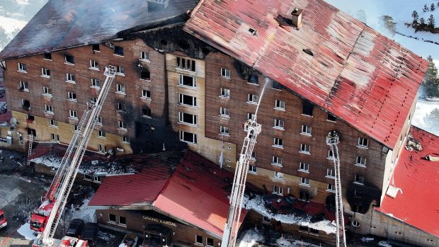 Filmul incendiului din Turcia, unde au murit 76 de persoane. Oamenii au încercat să se salveze sărind pe geam