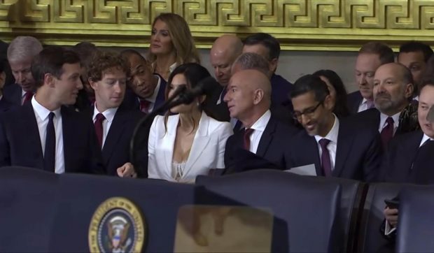 Cine e femeia în decolteul căreia s-a uitat Mark Zuckerberg la învestirea lui Donald Trump. Val de ironii pe internet după momentul viral