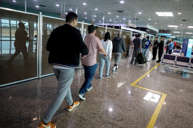 Zeci de brazilieni deportați din SUA au stat încătușați în avion. Reacția oficialilor sud-americani
