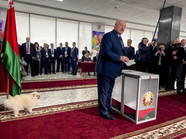 Câinele liderului bielorus Alexander Lukașenko s-a urinat pe pereții unei secții de vot | VIDEO