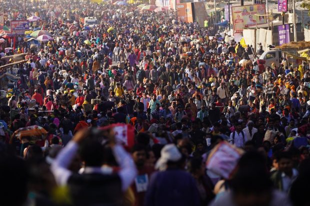 Mii de oameni din India s-au călcat în picioare la cel mai mare festival religios din lume VIDEO