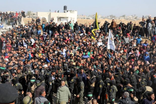 Scene haotice în Gaza în momentul transferului unor ostatici de la Hamas la Israel