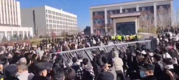 Proteste violente în China după ce un student a murit într-un mod suspect. Demonstranții acuză autoritățile de mușamalizare 