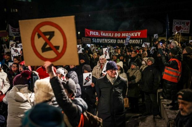Protest la Bratislava față de politica externă a lui Robert Fico: „Du-te la Moscova și lasă-ne în pace”