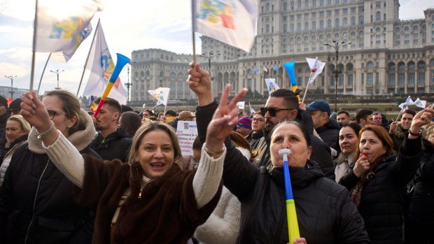 Angajații Metrorex protestează în fața Guvernului, supărați că nu le cresc salariile. Sindicaliștii anunță o grevă japoneză