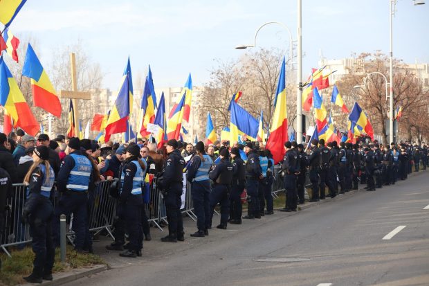 Jurnaliști atacați la protestul pentru Călin Georgescu din București. Mitingul, presărat cu amenințări și instigare la violență. Anunțul Jandarmeriei
