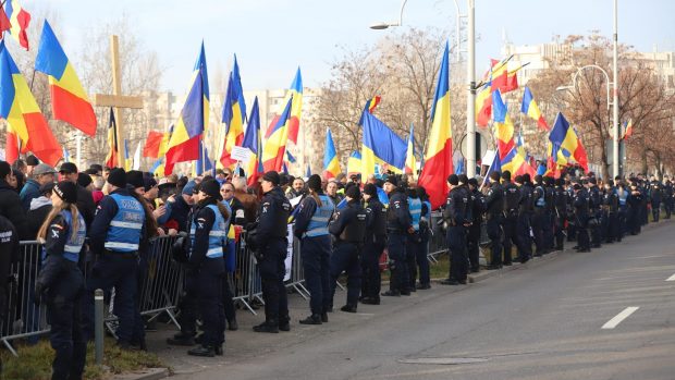 Un polițist a participat la mitingul AUR, după ce a refuzat să se supună evaluării psihologice. Ulterior, i-a fost retras armamentul din dotare 