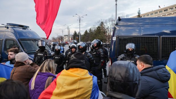 Susținătorii lui Călin Georgescu s-au îmbrâncit cu jandarmii în Piața Victoriei și au aruncat cu petarde și obiecte metalice. Ce amenzi s-au dat