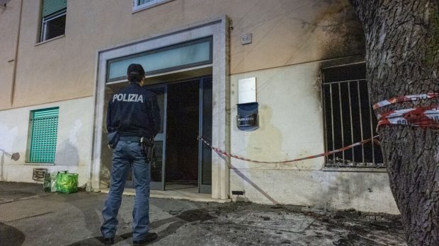 Un român din Italia și-a dat foc la casă, de supărare că iubita l-a pierdut pe Pepito, pisica sa